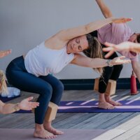 Yogaübung mit personalisiertem Kork Block von clubtags